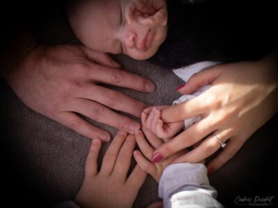 5 mains autour de bébé